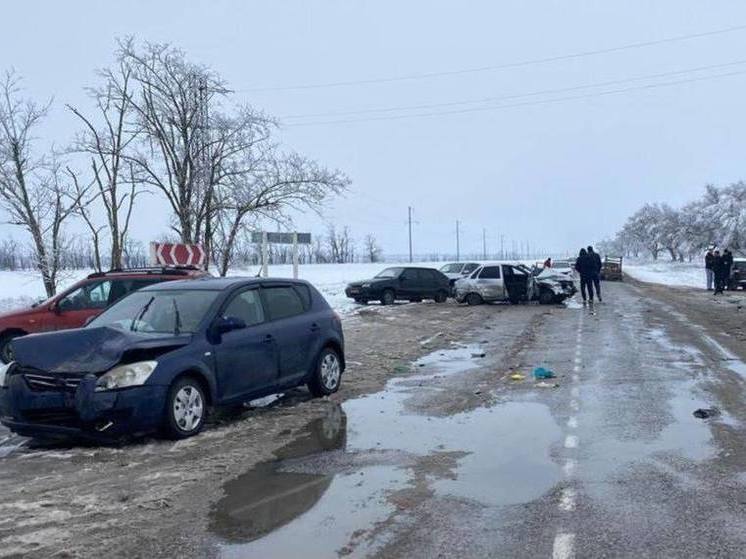 На Ставрополье столкнулись три легковушки, пять человек пострадали