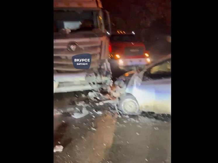 В центре Барнаула в ДТП автомобиль «смялся» о большегруз