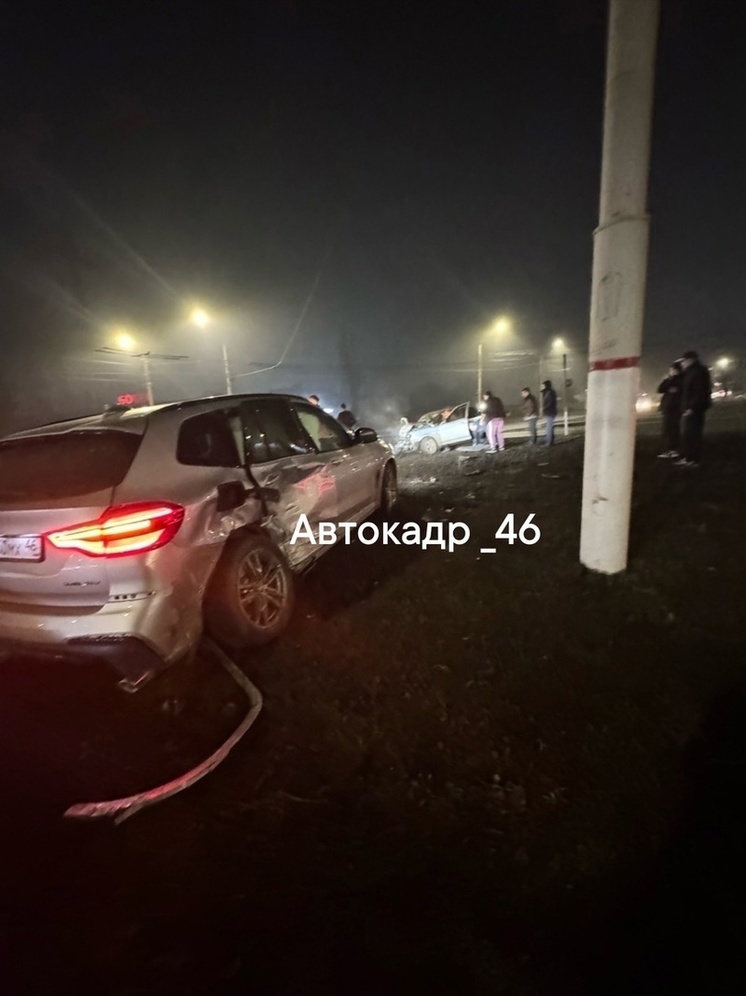 В Курске в ДТП два автомобиля вылетели на газон кольцевой развязки