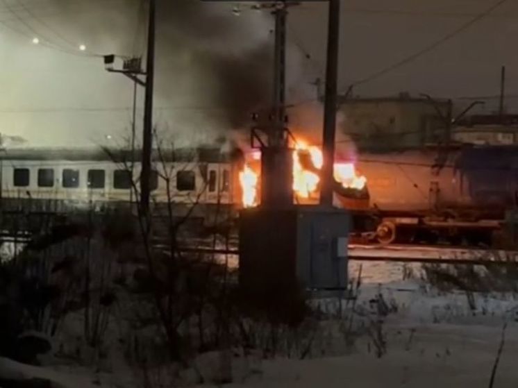 Кабина электропоезда вспыхнула ночью в Дмитрове