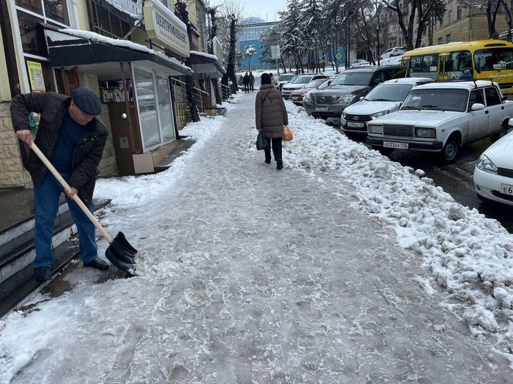 Предпринимателям Кисловодска выписали более 100 предписаний о некачественной уборке снега