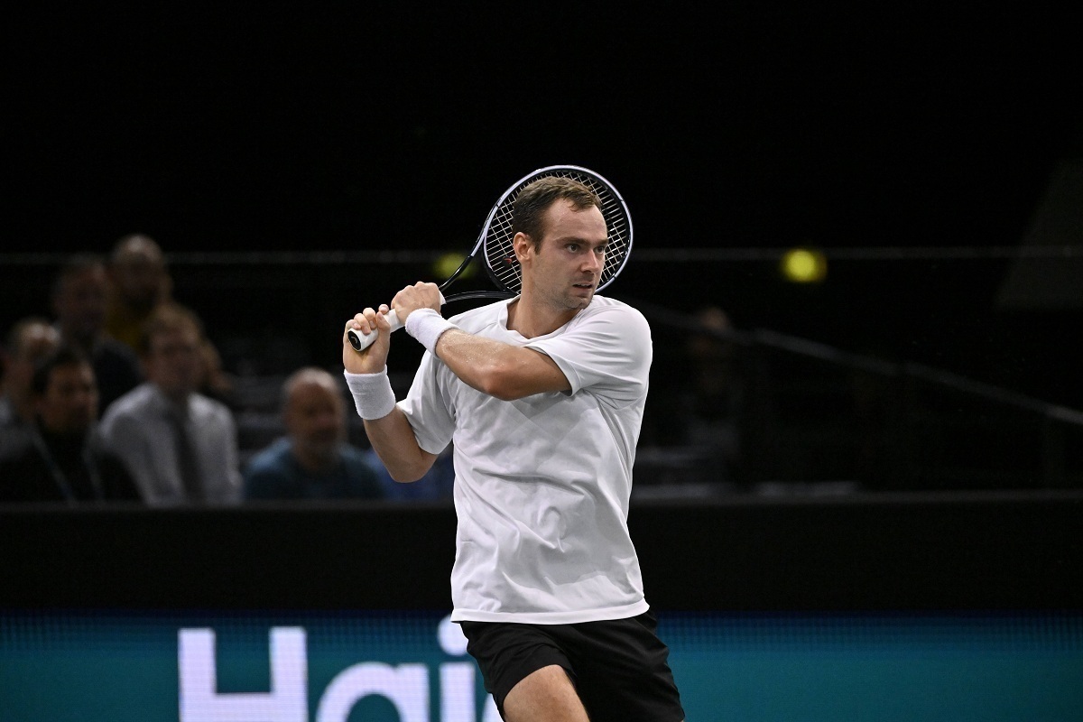 Сафиуллин уступил Марожану на старте турнира ATP-250 в Гонконге