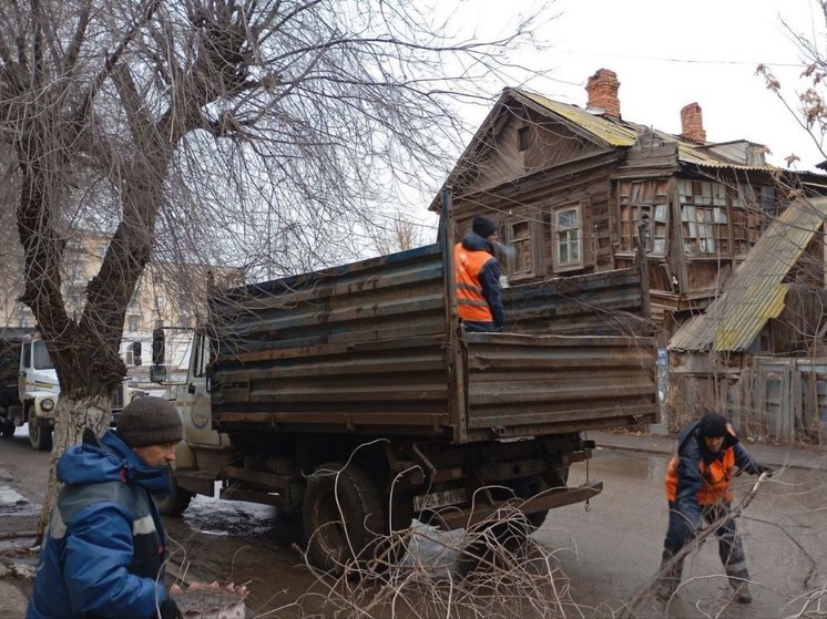 Коммунальные службы Астрахани усердно трудятся в преддверии Нового года