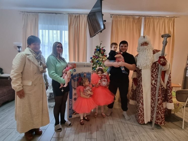 Людмила Нещадим передала подарки от губернатора участникам «Елки желаний»