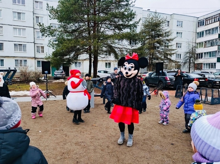 В Старой Руссе поздравили детей с Новым годом Снеговик, Минни Маус и пингвин