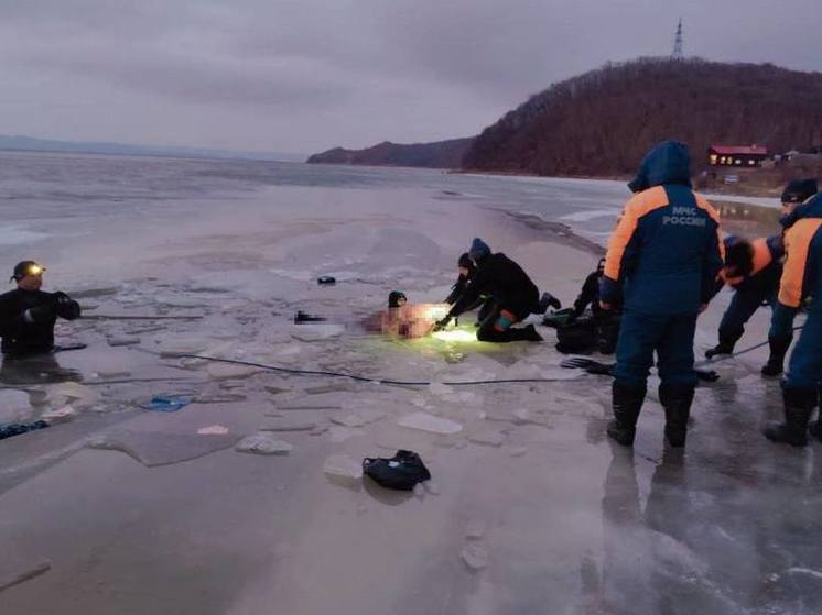 МЧС: в Приморье муж с женой в машине провалились под лед на реке