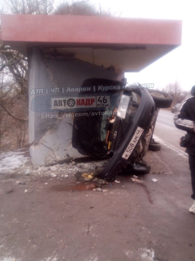 Под Курском автомобиль врезался в автобусную остановку в деревне Гремячка