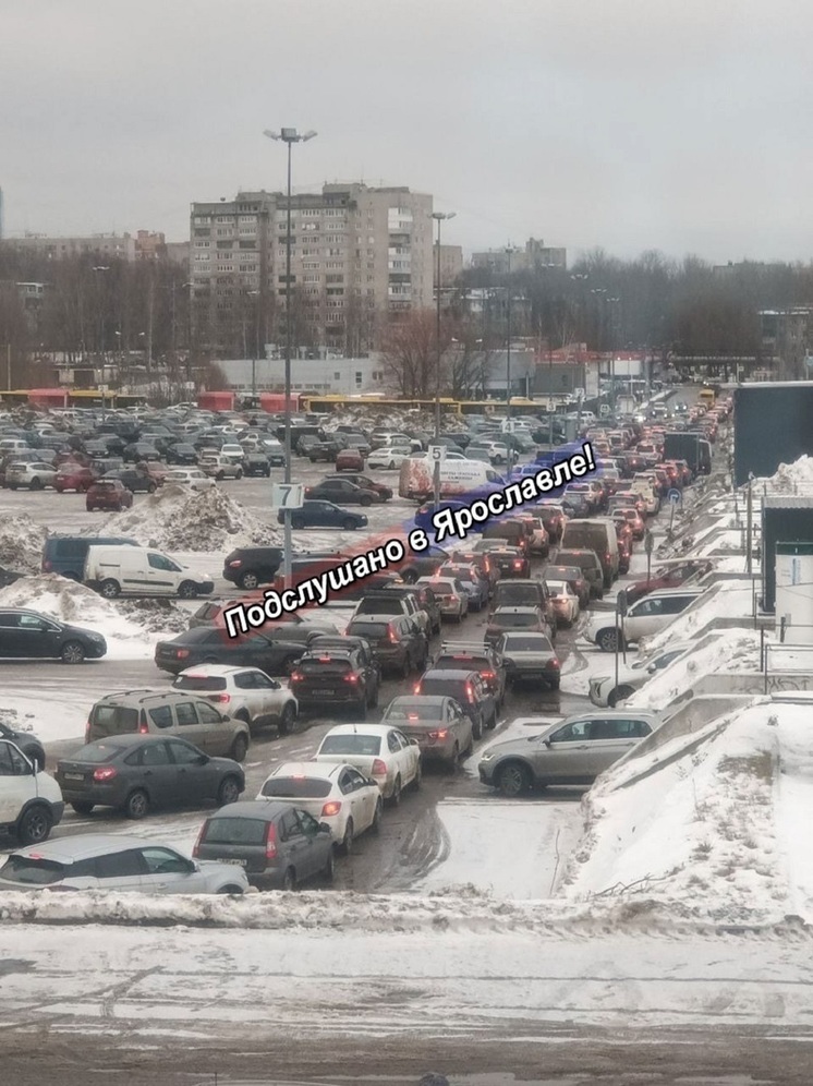 В Ярославле у торговых центров случился транспортный коллапс из-за наплыва покупатели