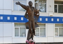 Памятник Владимиру Высоцкому демонтировали возле киностудии в Одессе