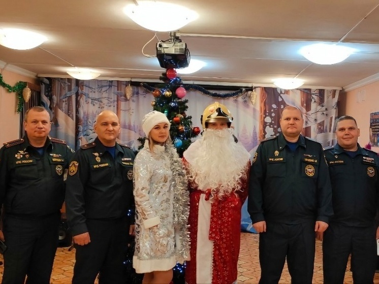 Сотрудники МЧС России поздравляют детей из детских домов и социальных центров