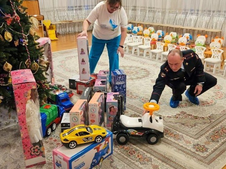 Полицейские эксперты поздравили юных мурманчан в Доме малютки