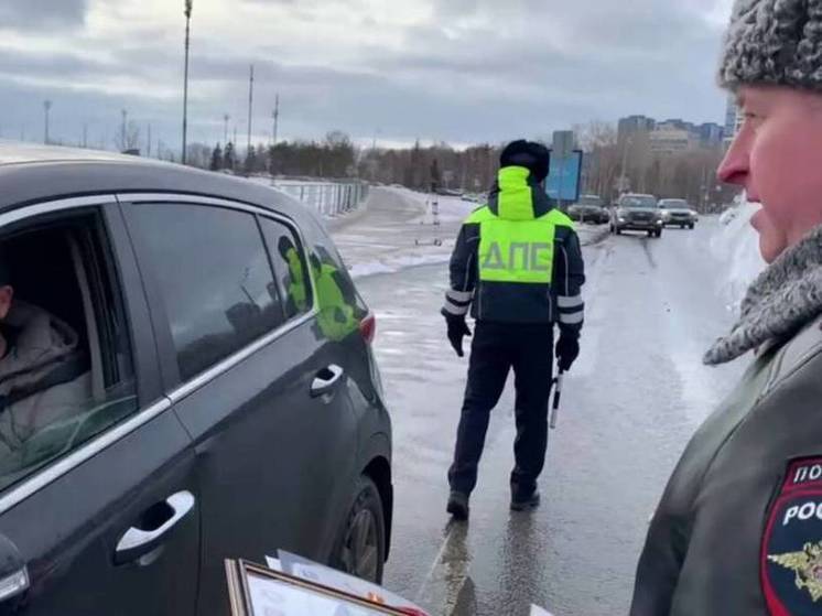 Автоинспекторы в Казани поздравили не нарушавших ПДД водителей