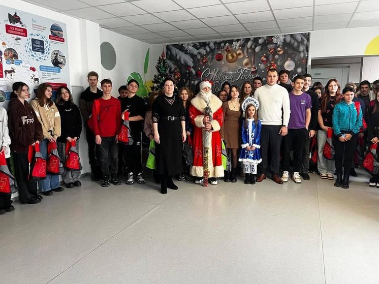 Учащиеся из Приморского района посетили губернаторскую елку в Мурманске