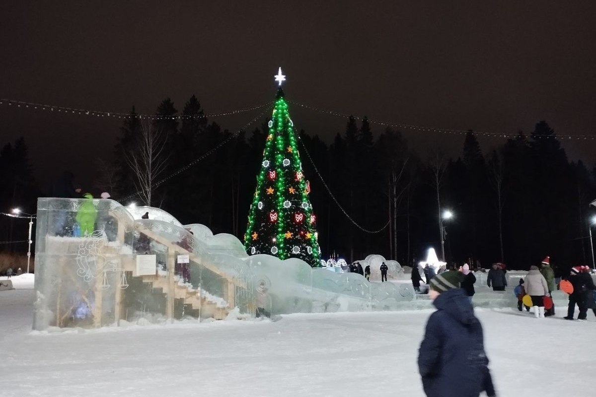 Новогодняя елка сгорела в свердловском городе в праздничную ночь - МК ...