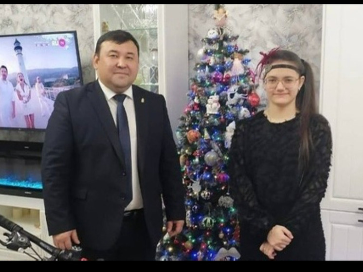 Юной астраханке подарил сладкий подарок Румиль Юнусов