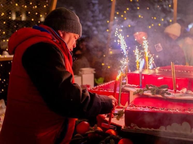 430-килограммовый торт съели салехардцы в первый день юбилейного для города года