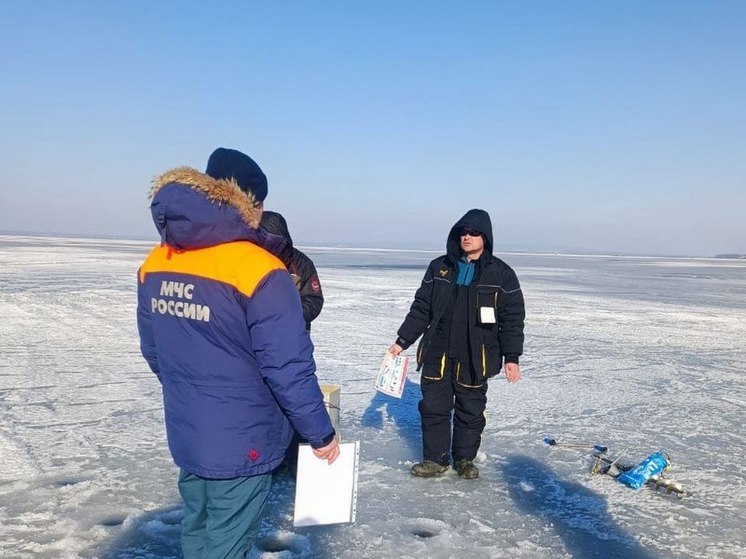 Жителям и рыбакам во Владивостоке напомнили, что выходить на лед запрещено