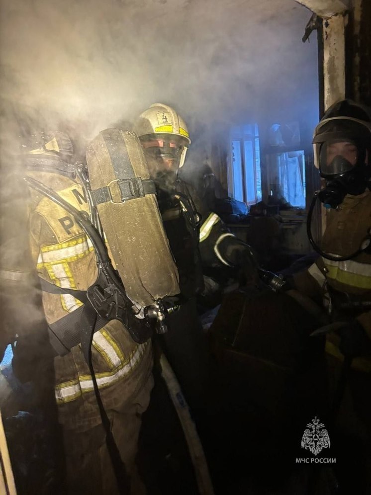 В Самаре спасли трех человек из пожара в многоквартирном доме на Мориса Тореза