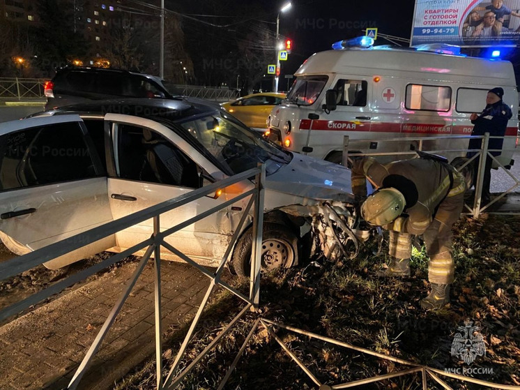 В Орле в первый день года водитель врезался в ограждение