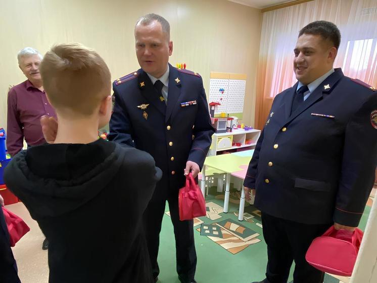 В Рамонском районе Воронежской области полицейские поздравили детей