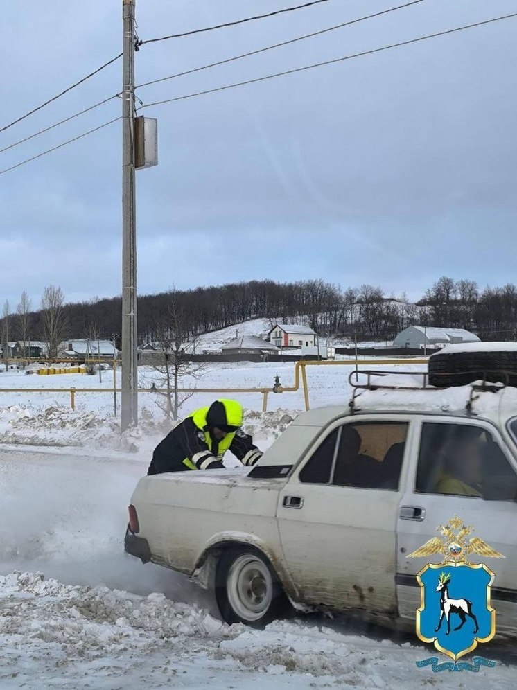 В Самарской области сотрудники ГАИ вытащили из кювета незадачливого водителя