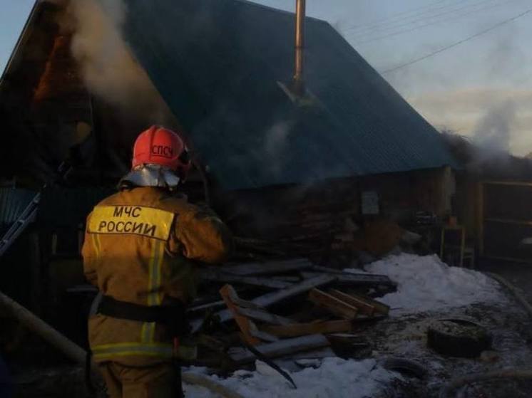 Кровля обрушилась при пожаре в жилом доме в Ездуново