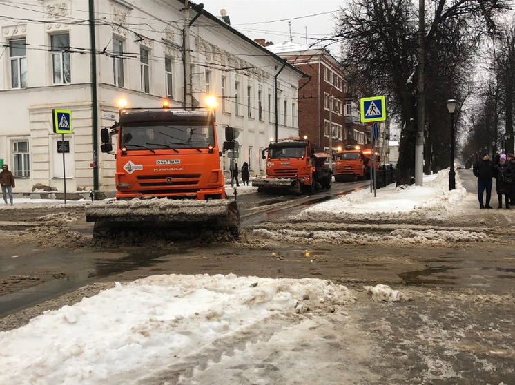 После снегопада уборку улиц Костромы ведут 60 единиц спецтехники