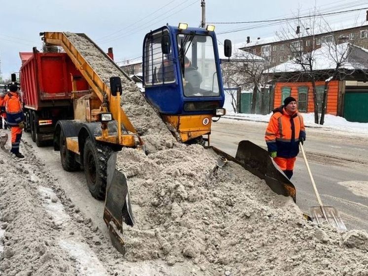 В Иркутске круглосуточно убирают снег с улиц