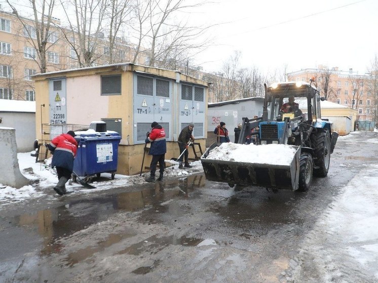 Петербургские коммунальщики рассказали об уборке снега после Нового года