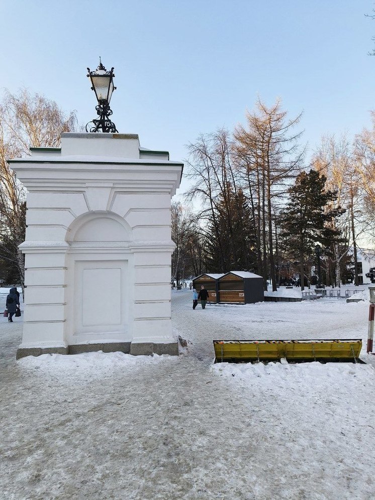 На входе в Исторический сквер Екатеринбурга появилась защита от автохамов