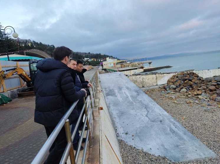 В Алуште и Ялте продолжается строительство берегоукрепительных сооружений