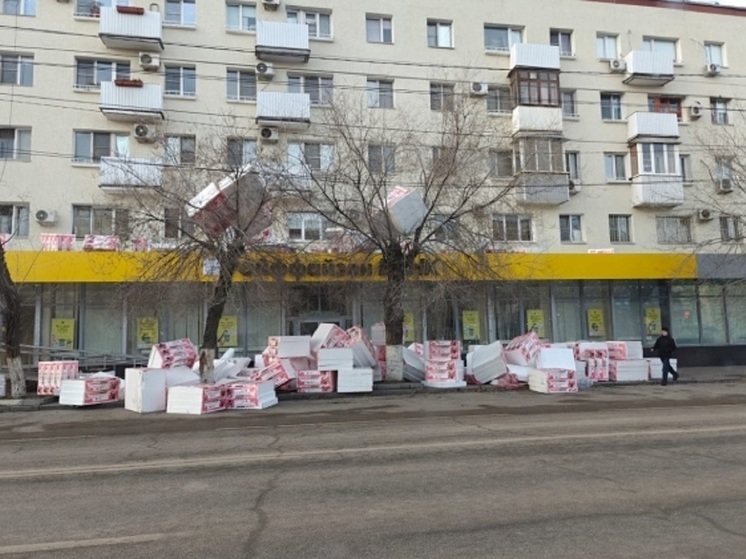 Ветер раскидал в центре Волгограда упаковки с пенопластом