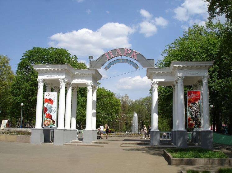 В Орле снесли старинный забор парка