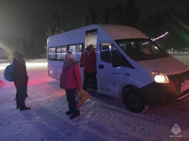 МЧС помогли туристам из Новосибирска после поломки автобуса на трассе в Алтайском крае