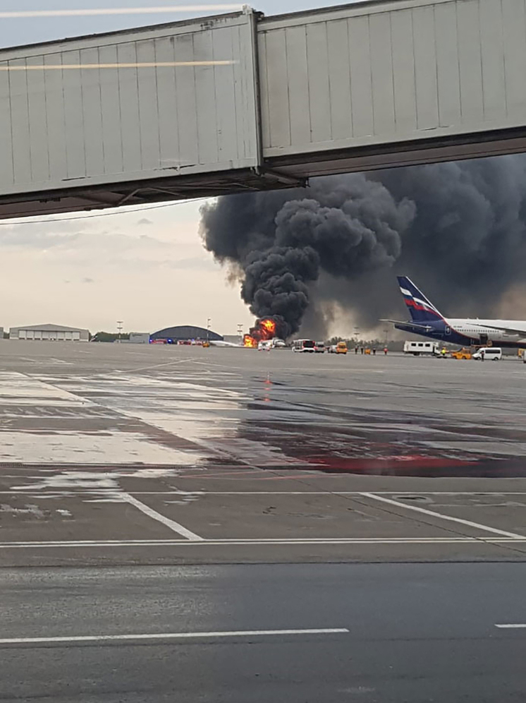 Самолет врезался в здание в Калифорнии, возник пожар