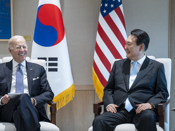 Полиция Южной Кореи прибыла в резиденцию президента страны для его ареста