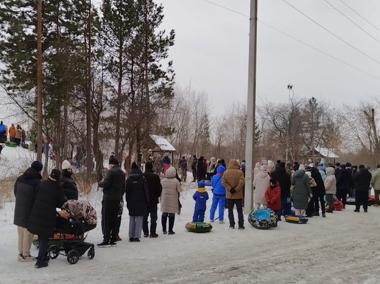 Новосибирцы стоят в огромных очередях, чтобы покататься на ватрушках