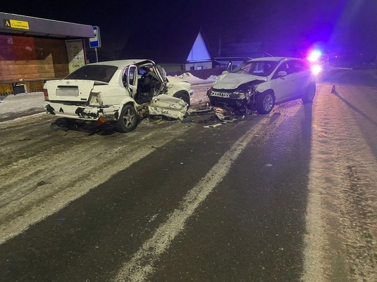 На Алтае водитель погиб при столкновении двух автомобилей