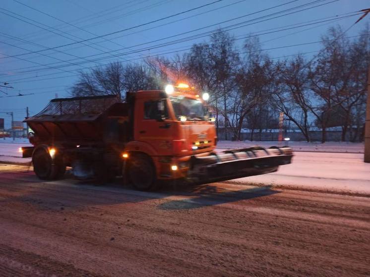 В Барнауле дорожные службы ведут работы по очистке улиц после снегопада