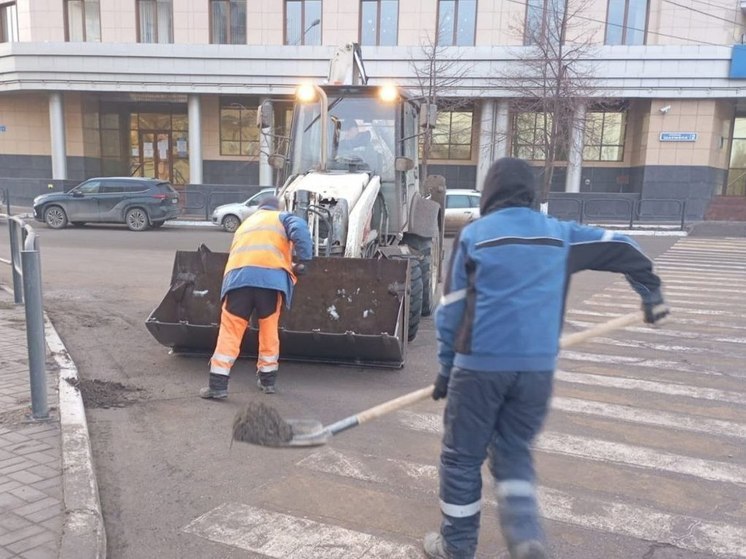 В Астрахани приступили к активной расчистке улиц после аномального тепла