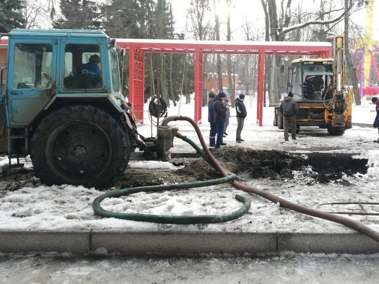 В Пензе продолжаются работы по устранению прорыва водовода на улице Карла Маркса
