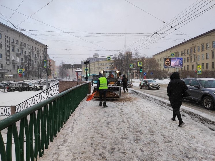 Более 20 человек пострадали на гололеде в Петербурге