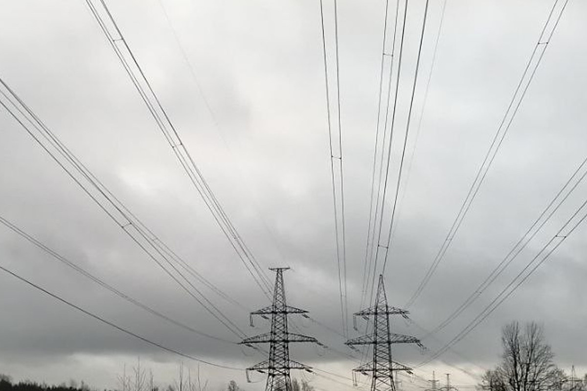 На помощь новгородским электрикам пришла техника из Карелии и Вологды