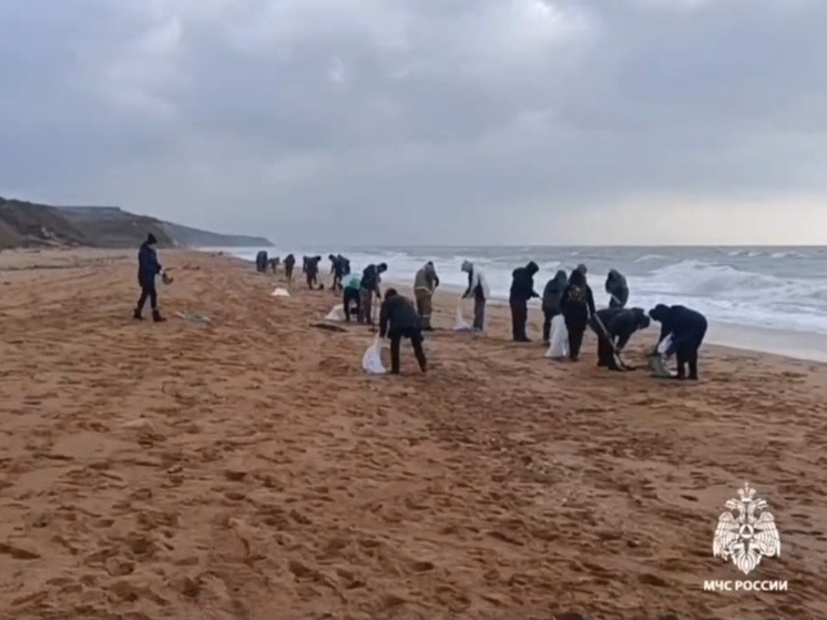 В Ленинском районе Крыма очищают 18 км побережья от мазута