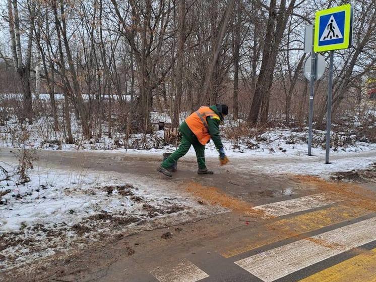 Обработку дорог и тротуаров в условиях гололедицы усилят в Новомосковске