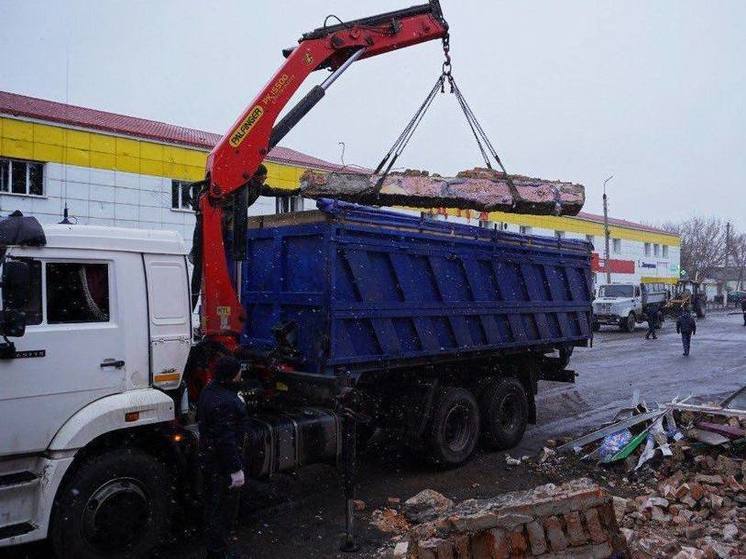 В курском селе Ивановское разбирают завалы после ракетного удара ВСУ