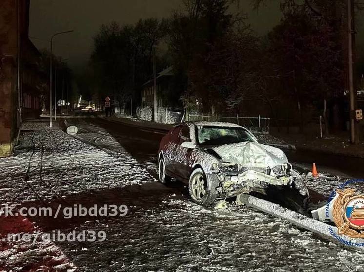 В Гусеве водитель не справился с управлением и въехал в фонарный столб