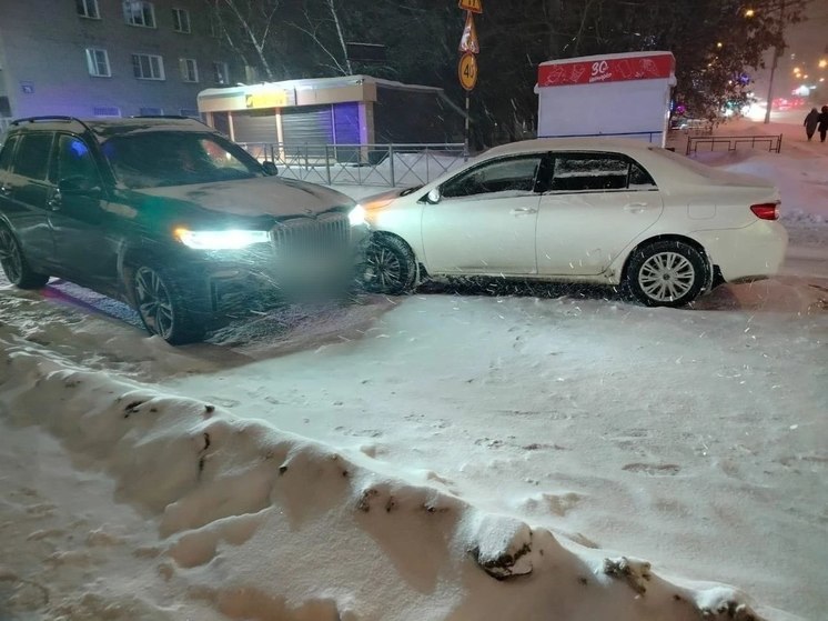 В Новосибирске водитель «Тойоты» погиб после столкновения с БМВ