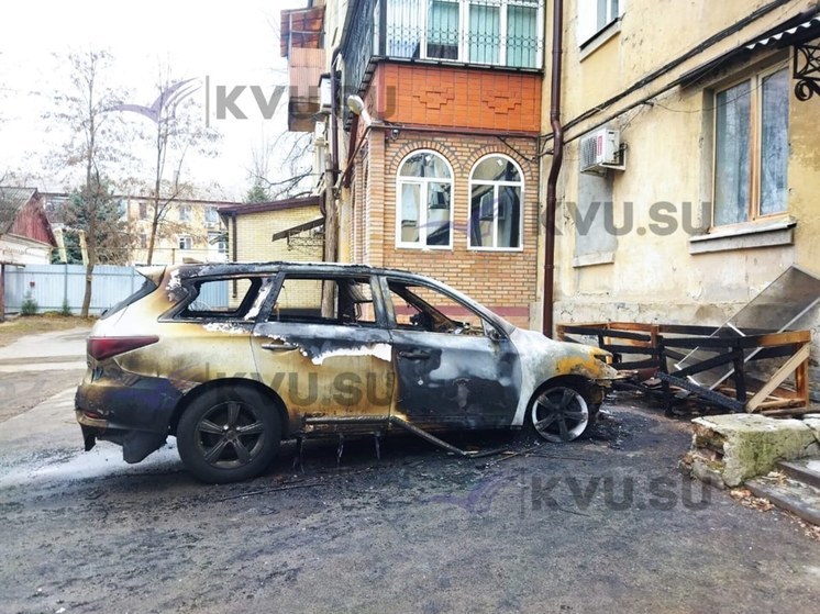 Во дворе многоквартирного дома в Шахтах дотла сгорела легковушка