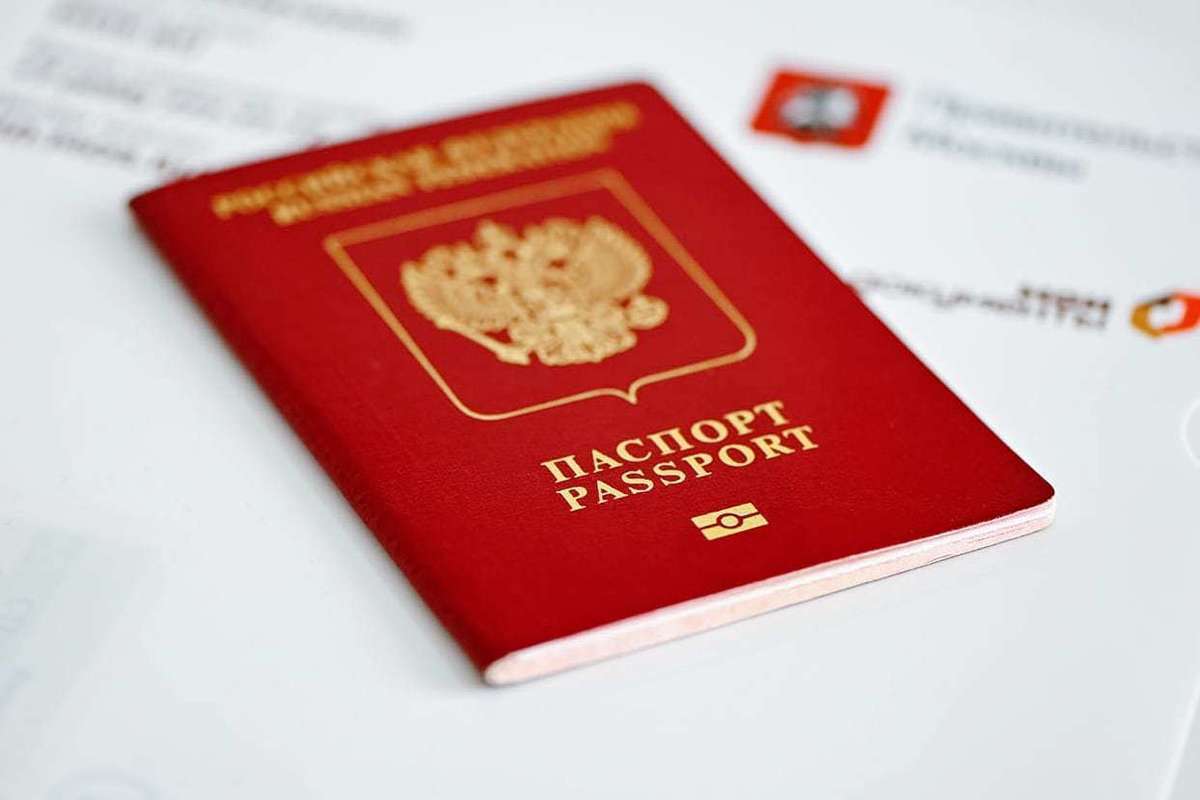 Юрист Антонов заявил, что в паспорте РФ запрещены штампы о пересечении границы